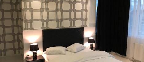 Escritorio, espacio para trabajar con laptop y cortinas blackout