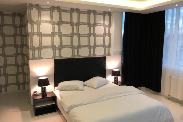 Skrivebord, skrivebord for bærbar PC og blendingsgardiner