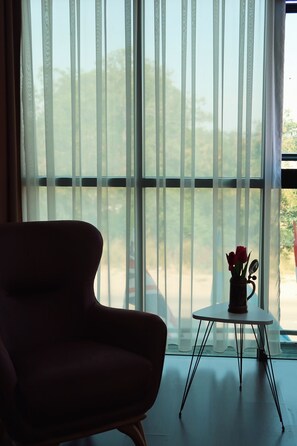 Suite Junior | Bureau, espace de travail pour ordinateur portable, rideaux occultants