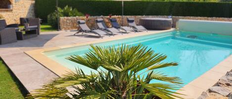 Piscina all'aperto, una piscina riscaldata