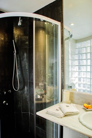 Douche, serviettes fournies