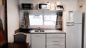 Réfrigérateur, micro-ondes, plaque de cuisson, cafetière/bouilloire