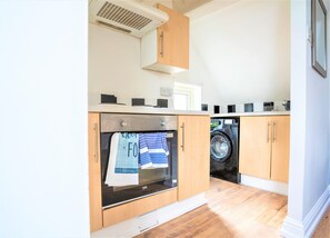 Departamento | Cocina privada | Refrigerador, microondas, horno y parrilla de estufa