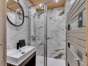 Sèche-cheveux, serviettes fournies