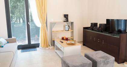 Charming 1-bedroom apartment in delightful Chios and traditional Kampos area.