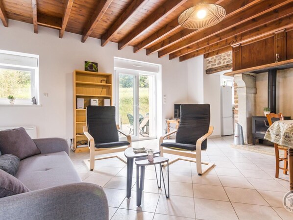 TV, stereo - Restored 19th Century Semi-detached House in Normandy (Saint-Joseph (Manche))