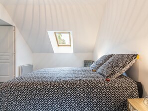 2 bedrooms, travel crib, free WiFi, bed sheets - Restored 19th Century Semi-detached House in Normandy (Saint-Joseph (Manche))