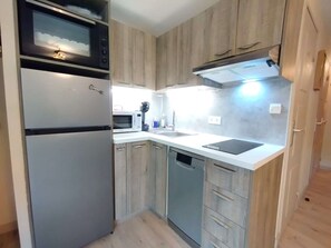 Mikrobølgeovn, kokeplater, oppvaskmaskin og kaffetrakter/tekoker