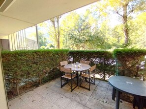 Outdoor dining - Charming 2BR Apartment for 6 with Terrace, Parking, Ski Locker in Vignec (Vignec)