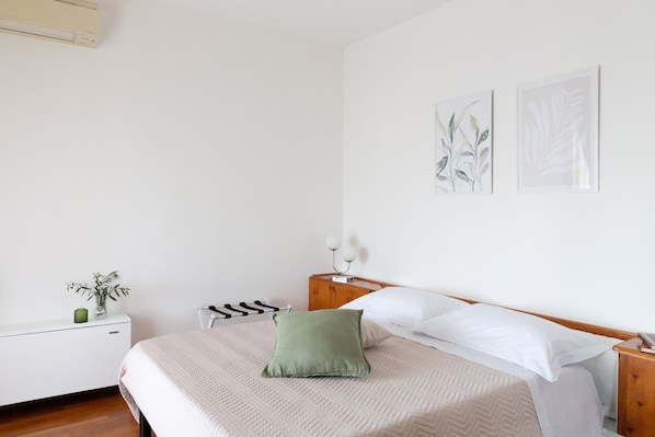 Espacio para trabajar con laptop, wifi gratis y ropa de cama