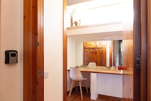 Coratina Camera confort con letto matrimoniale | Espacio para trabajar con laptop, wifi gratis y ropa de cama