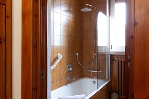 Habitació doble o amb dos llits individuals Comfort | Bany | Dutxa, capçal de dutxa tipus cascada, assecador de cabells i bidet 