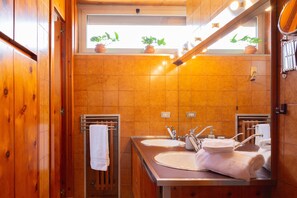 Shower, rainfall showerhead, hair dryer, bidet - B&B Le foglie d'ulivo (Bari)