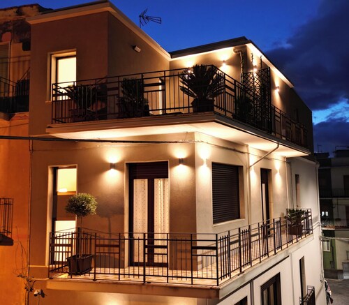 SVR PALACE BRONTE CITTA' DEL PISTACCHIO ETNA, ACCOGLIENTE PALAZZETTO 3 CASE