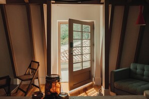 Apartamento luxo, vista para a montanha | Área de estar | Smart TV 45 polegadas com canais a cabo, Netflix, serviços de streaming