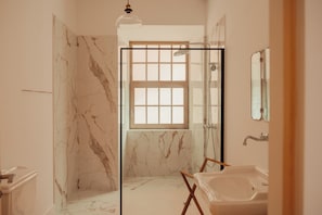 Shower, hair dryer, towels, soap - Collares Sintra Petit Palais (Sintra)
