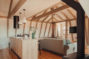 Apartamento família | Cozinha privada | Geladeira, micro-ondas, cooktop, cafeteira/chaleira