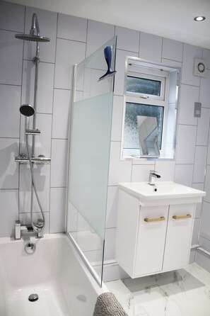 Casa | Baño | Tina con regadera, tina profunda, secadora de cabello, toallas 