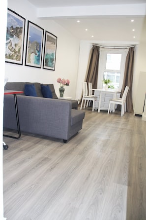 House | Living area | TV - London Retreat-2 Bedroom House Parking & Garden (London)