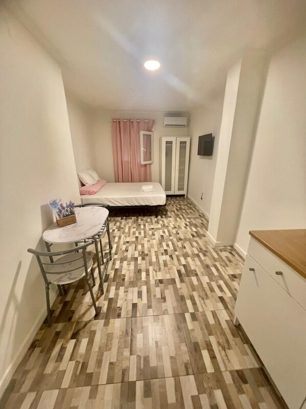 1 bedroom, WiFi, bed sheets