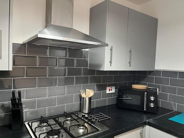 House | Private kitchen | Fridge, microwave, oven, stovetop - Liverpool Hideaway - Modern 3-bed House (Liverpool)