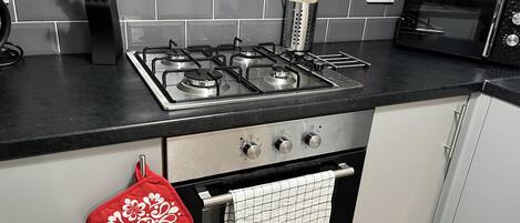 Huis | Privékeuken | Een koelkast, een microgolfoven, een oven, een kookplaat