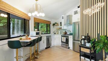 Frigorífico, microondas, horno y placa de cocina