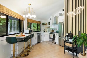 ثلاجة، ميكروويف، فرن، موقد طهي مسطح