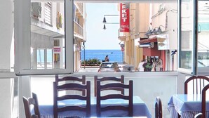 A dining area with a view of the street and sea. - Hotel Caleta  (Lloret de Mar)