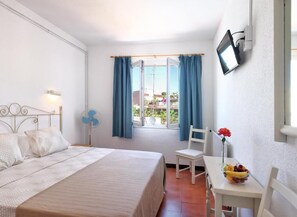 Habitación doble estándar | Escritorio, espacio para trabajar con laptop y wifi gratis 
