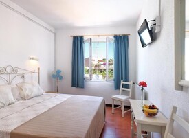 Standard Double Room | Meja, ruang kerja komputer riba, Wi-fi percuma