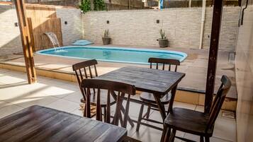 Una piscina cubierta