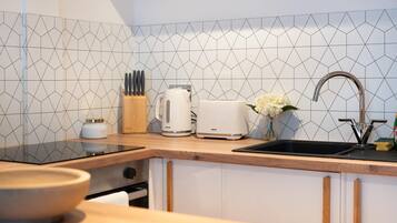 Réfrigérateur, micro-ondes, four, plaque de cuisson