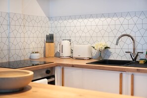 Frigorifero, microonde, forno, piano cottura