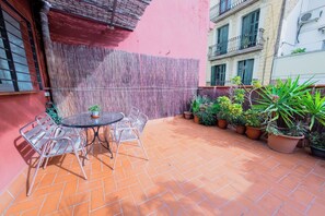 Outdoor dining - Lovely Penthouse With Terrace, Gaudi Gracia Center (Barcelona)