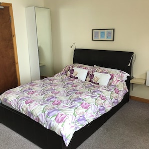 1 bedroom, iron/ironing board, free WiFi, bed sheets - Comfortable  studio apartment Blairmore near Dunoon. Views to Pier & Loch Long. (Blairmore)