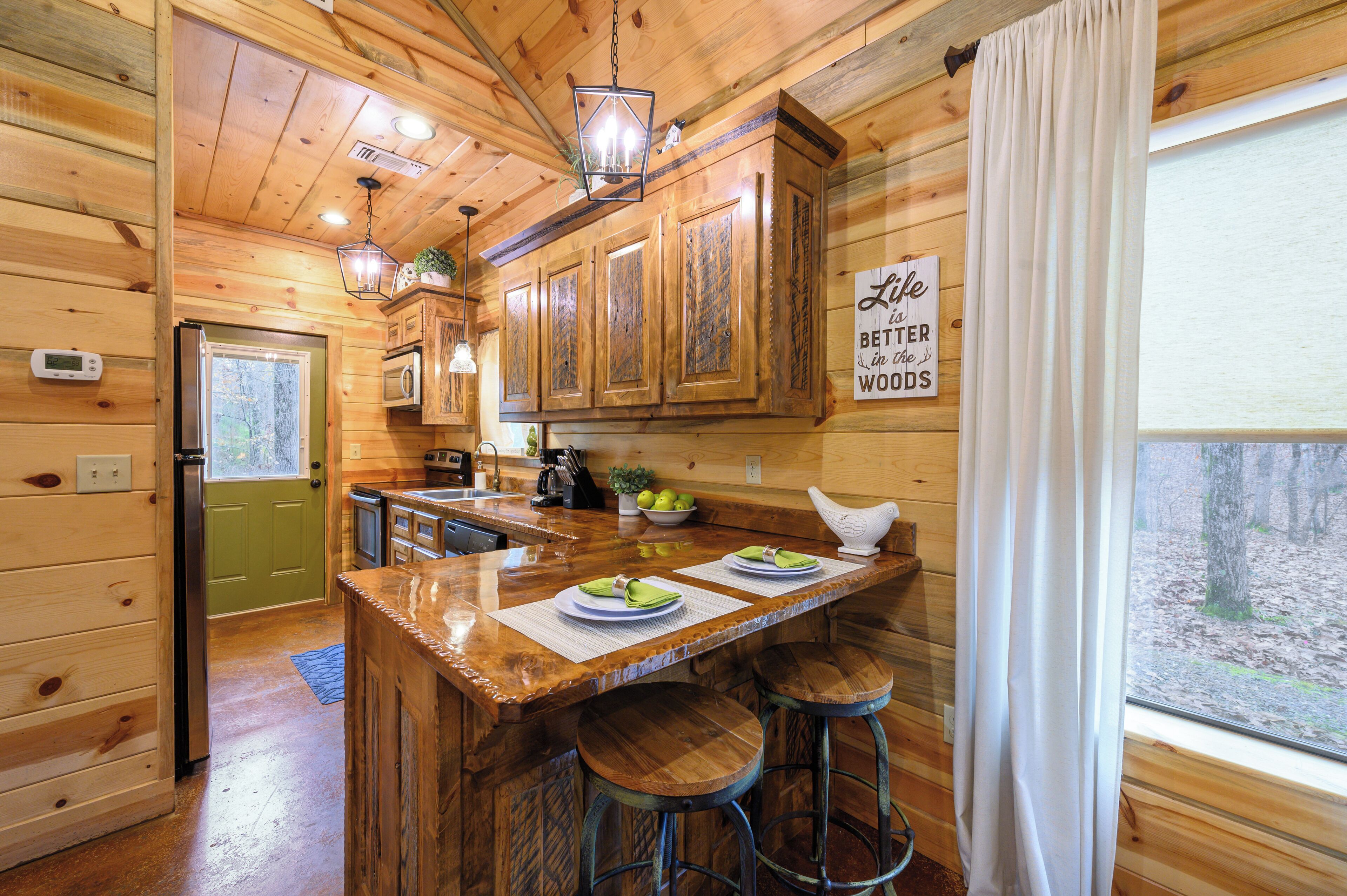 Een microgolfoven, een oven, een kookplaat, een vaatwasser