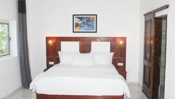 Standaard tweepersoonskamer, uitzicht op de stad | Bedden met traagschuimmatrassen, een bureau, een laptopwerkplek