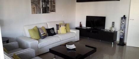 Een smart-tv, boeken en een stereo