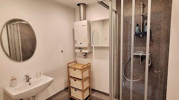 Regadera, secadora de cabello, toallas, jabón