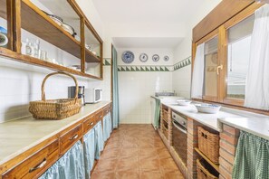 Frigorífic, microones, forn i placa de cuina