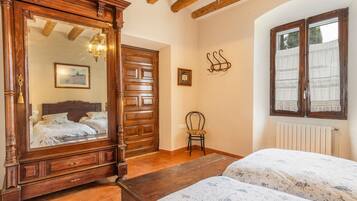 4 bedrooms, iron/ironing board, free WiFi, bed sheets