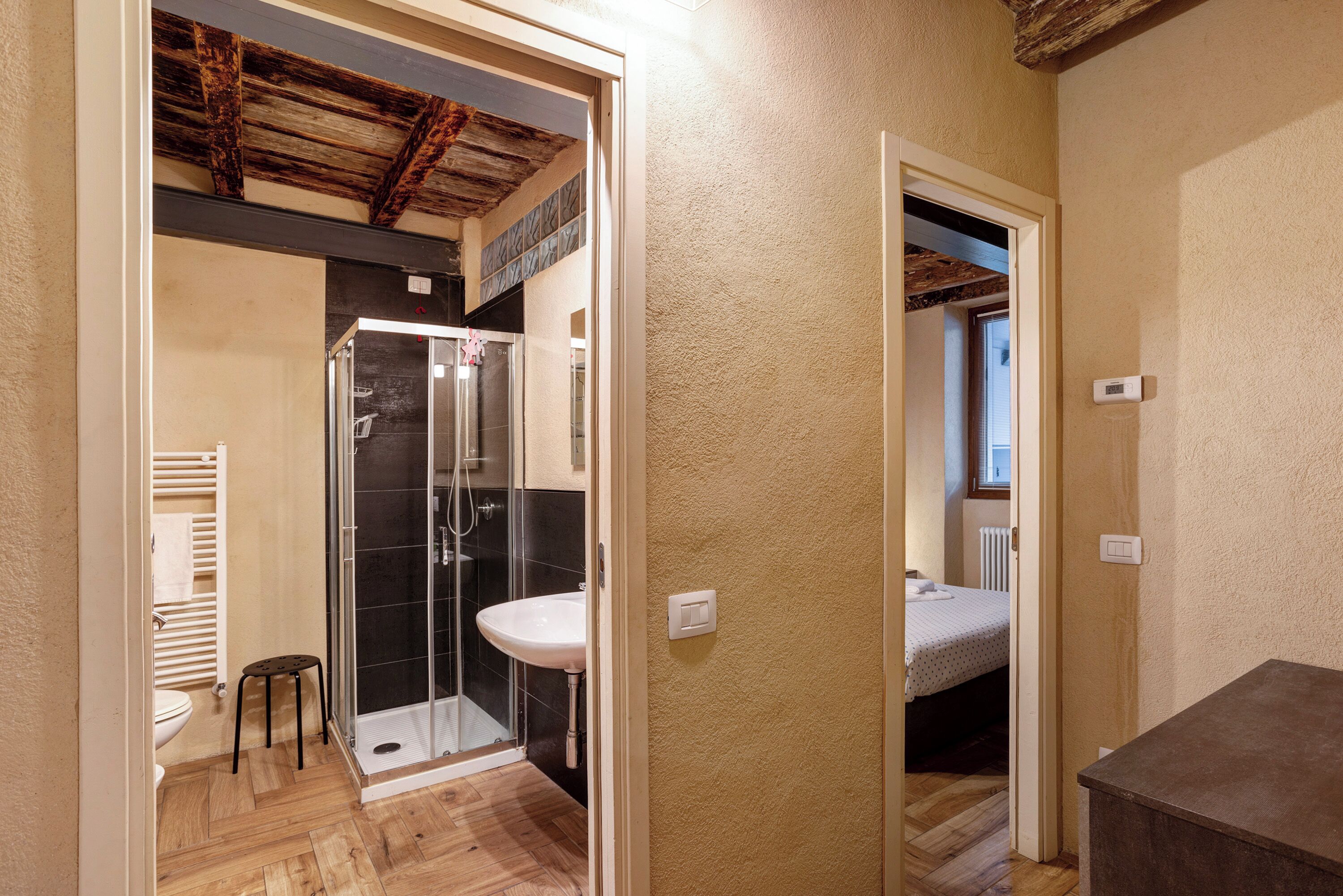 Dusche, Haartrockner, Handtücher