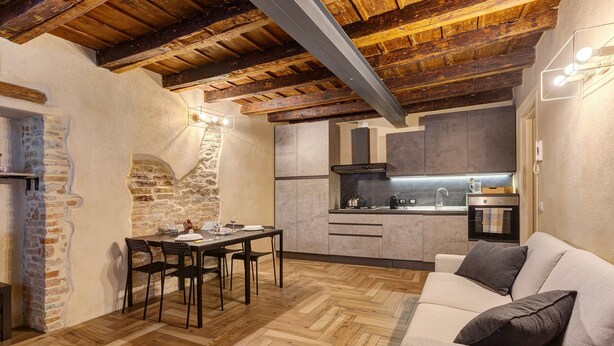 A cozy interior with a dining area, kitchen, and seating space. - Apartment 'Maison Le Chic' with Wi-Fi (Bergamo)