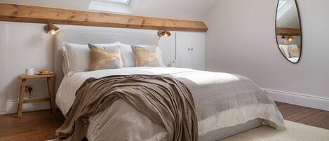 3 bedrooms, desk, iron/ironing board, travel crib
