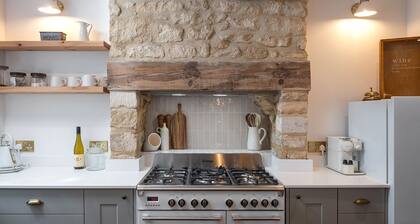 Lucknow Cottage - pet friendly in Rodborough, near Stroud