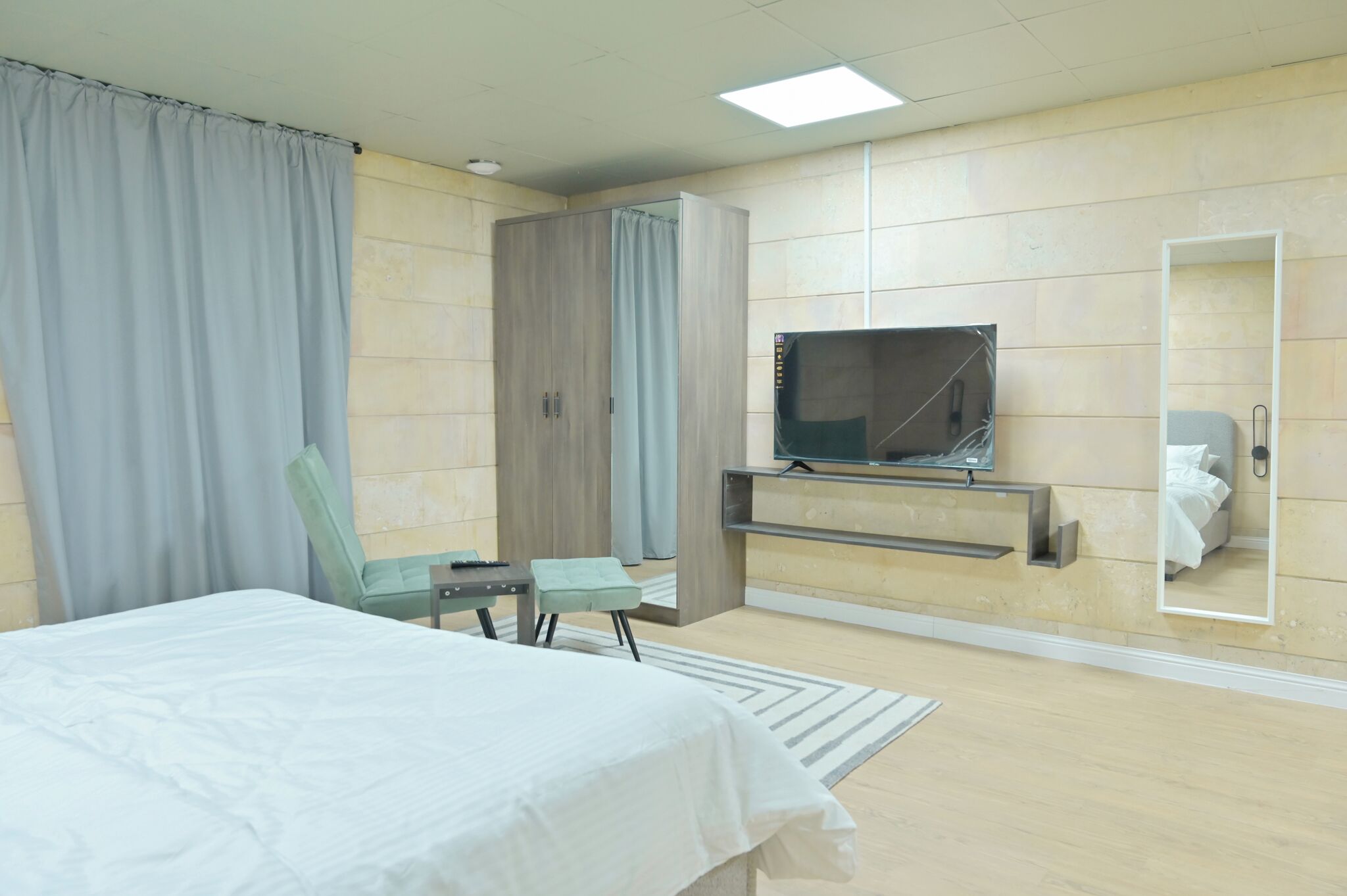 Luxury Studio Suite | Iron/ironing board, free WiFi