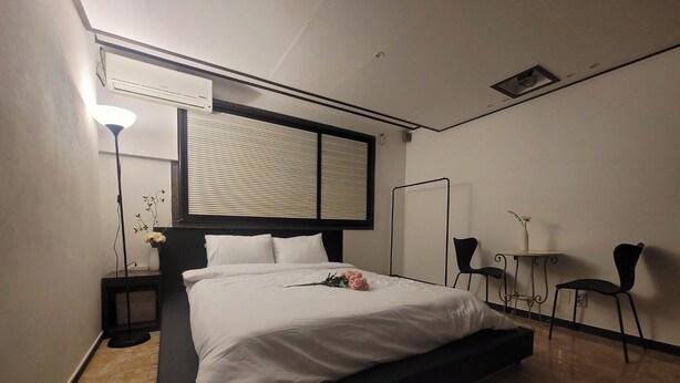 A modern hotel room with a large bed, bedside tables, a desk, and a chair. - Hotel&Stay Heyyum - Juan (Incheon)