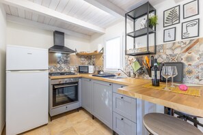 Køleskab, mikrobølgeovn, ovn, kogeplade