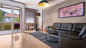 Una sala de estar moderna con un sofá de cuero, una mesa de centro y un cuadro en la pared.